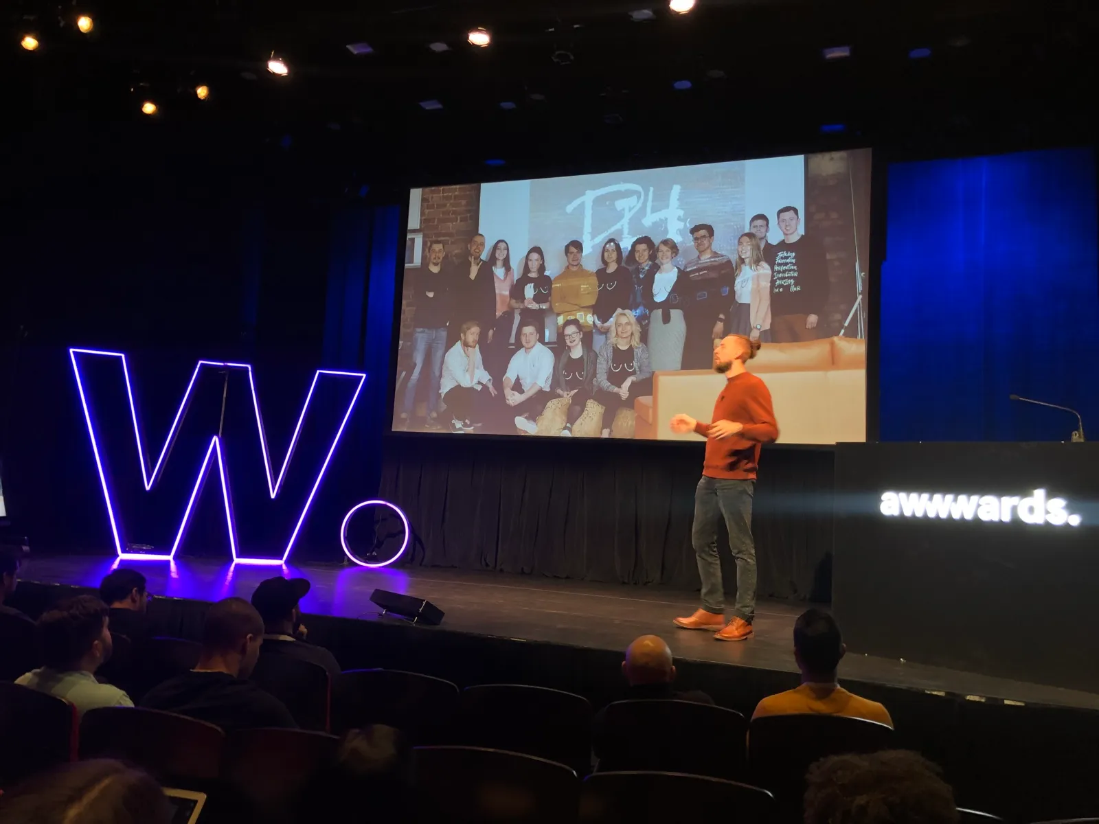 Денис Ломов выступает на сцене Awwwards Conference в Нью-Йорке
