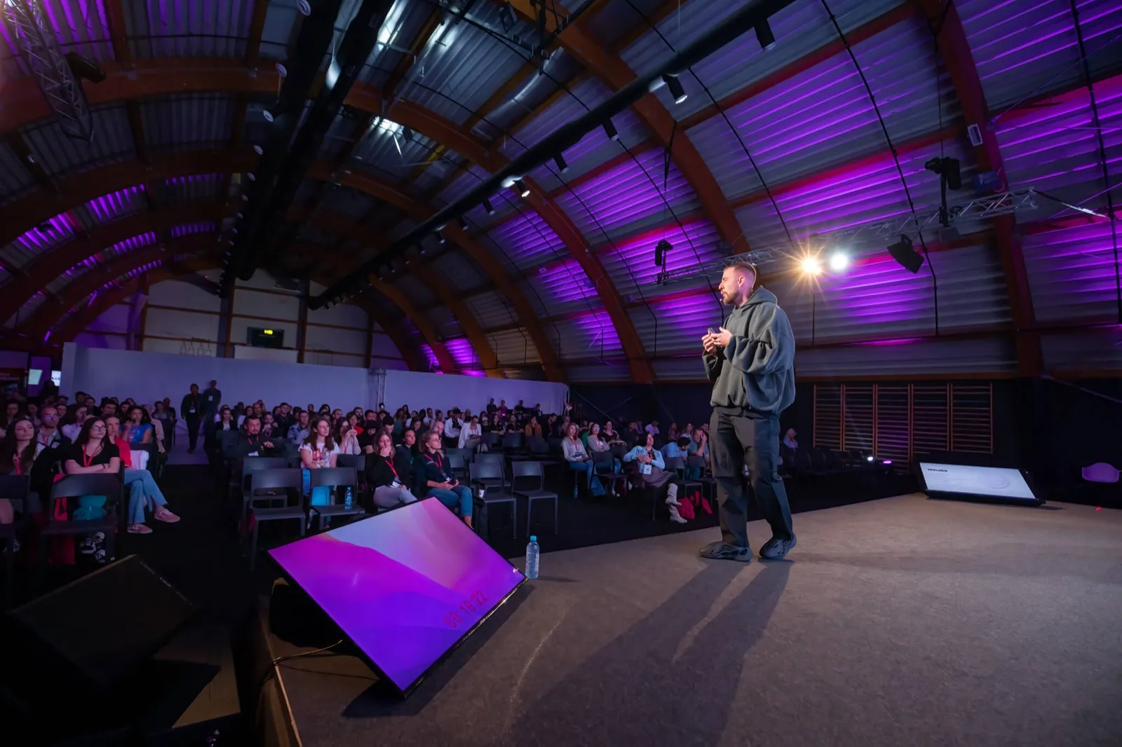 Денис Ломов на сцене Digital Labin Conference