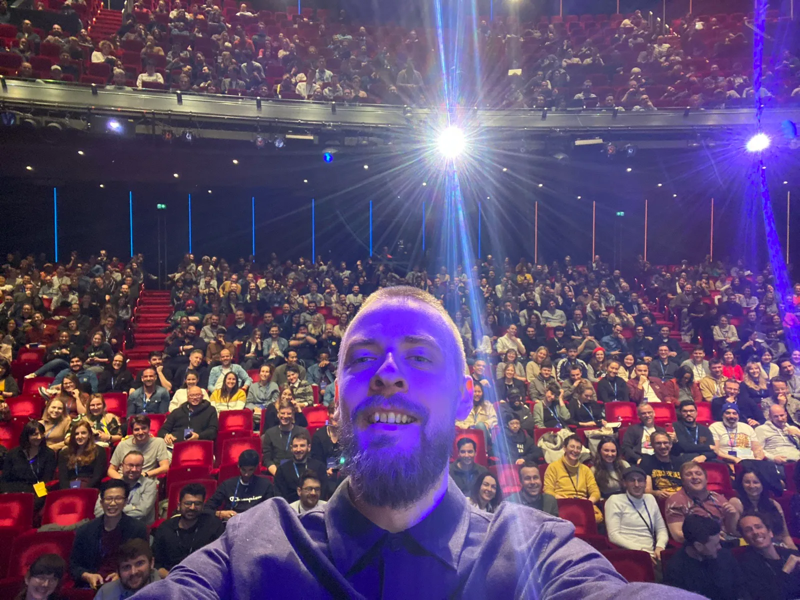 Селфи Дениса Ломова со сцены Digital Thinkers Conf — за спиной полный зал