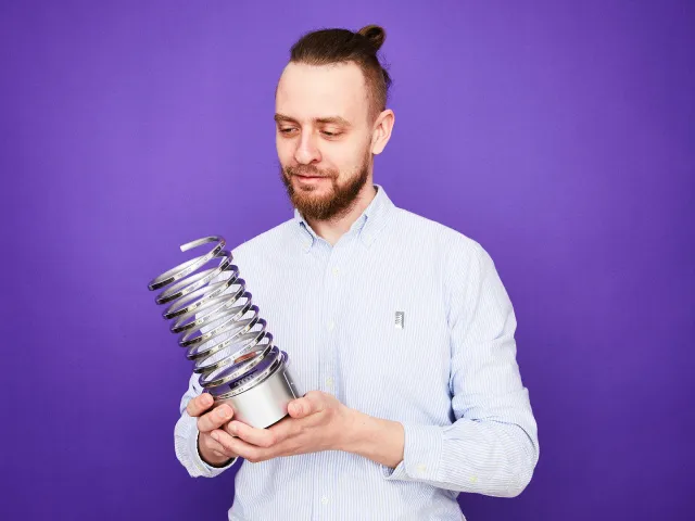 Денис Ломов со статуэткой-пружиной Webby Awards