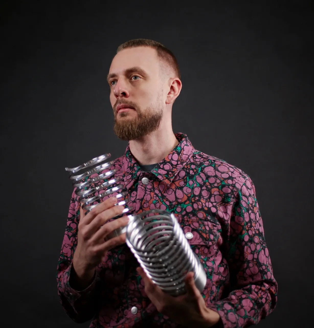 Денис Ломов держит две статуэтки The Webby Awards